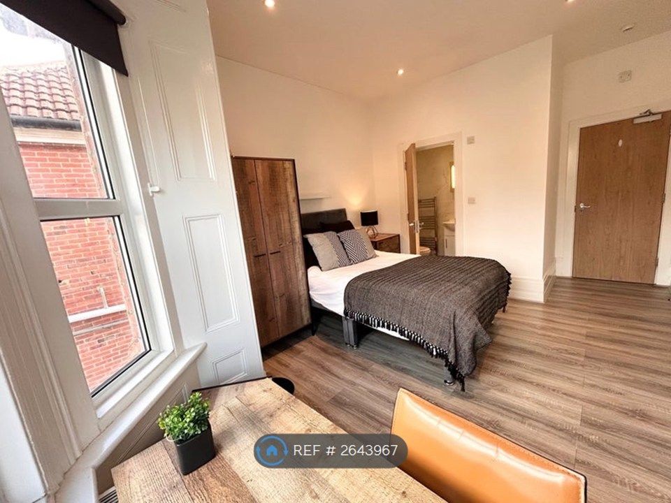 Property photo 1 of 11 Room 4