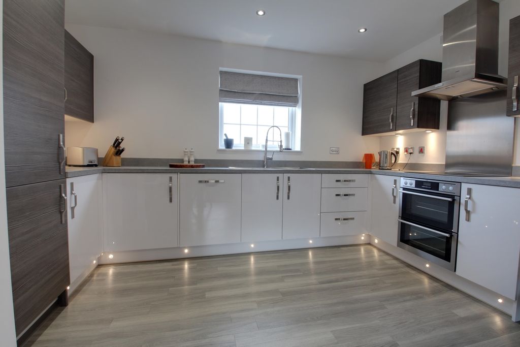 Property photo 3 of 17 Kitchen Area