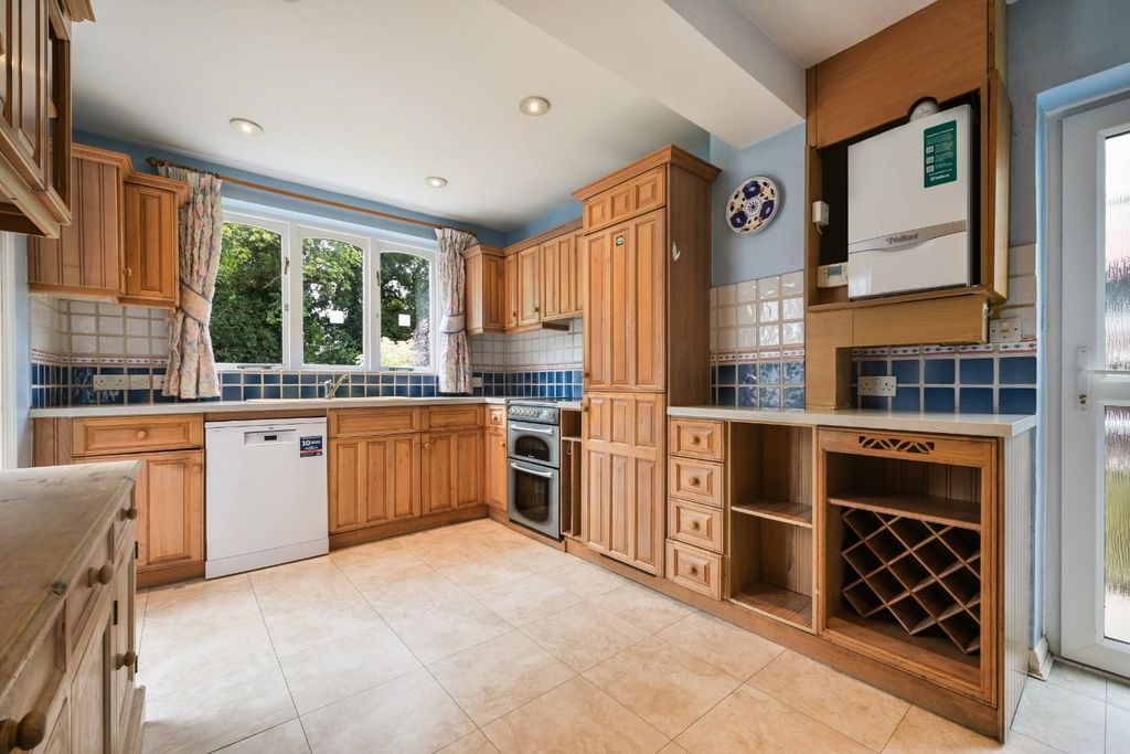 Property photo 3 of 20 Commonfield Road