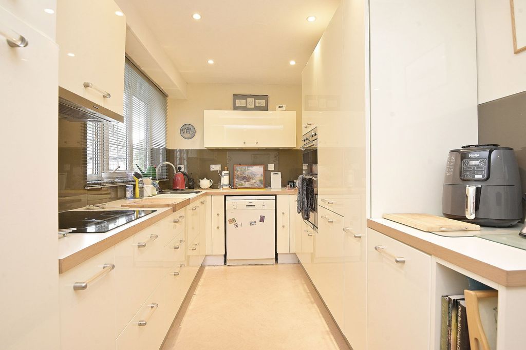 Property photo 3 of 25