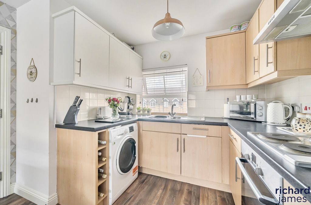 Property photo 2 of 11 F93d5Fc20Df1411084B40456288905B2