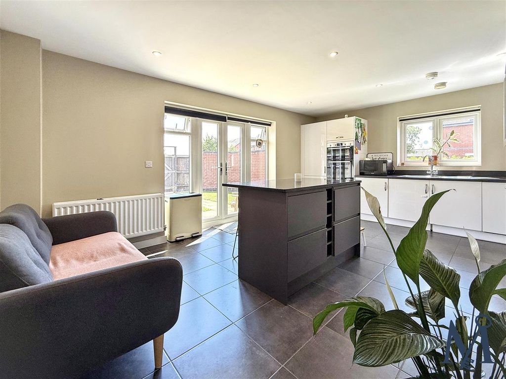 Property photo 2 of 28 Family Kitchen Diner