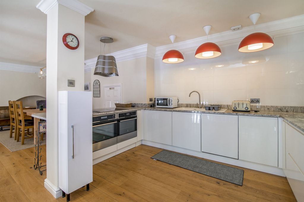 Property photo 2 of 21