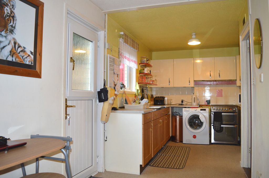 Property photo 2 of 8 Kitchen