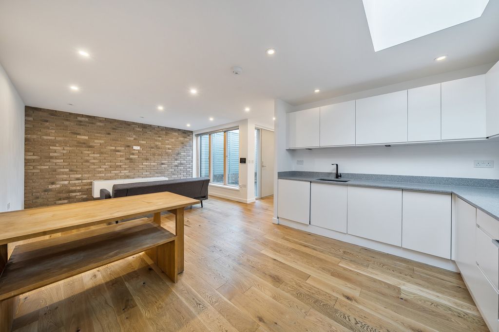 Property photo 2 of 20 Reception