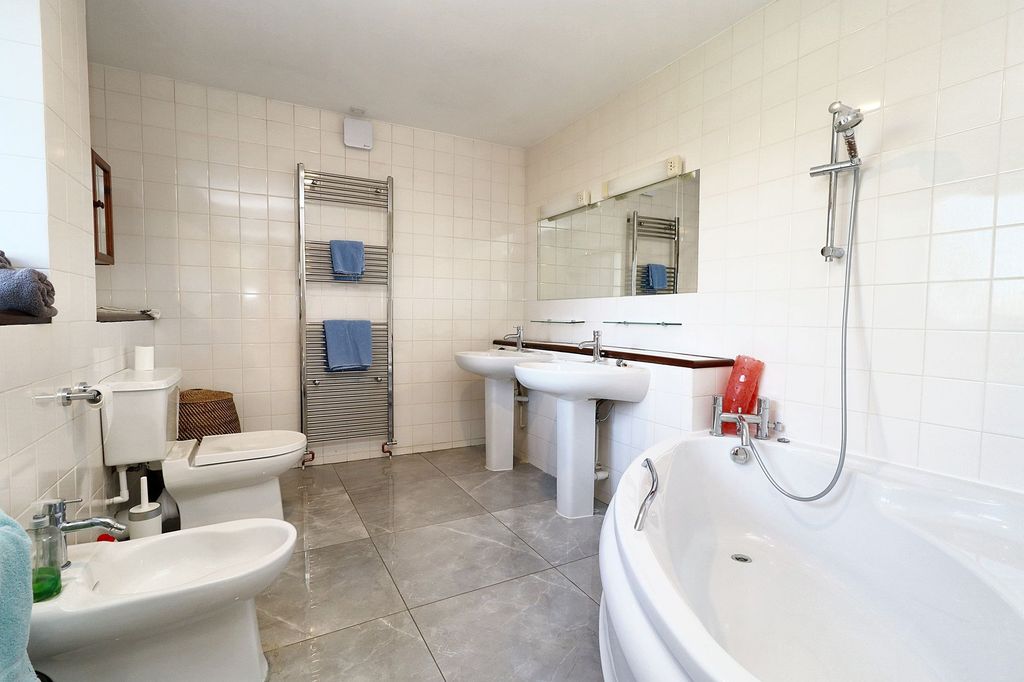 Property photo 3 of 11