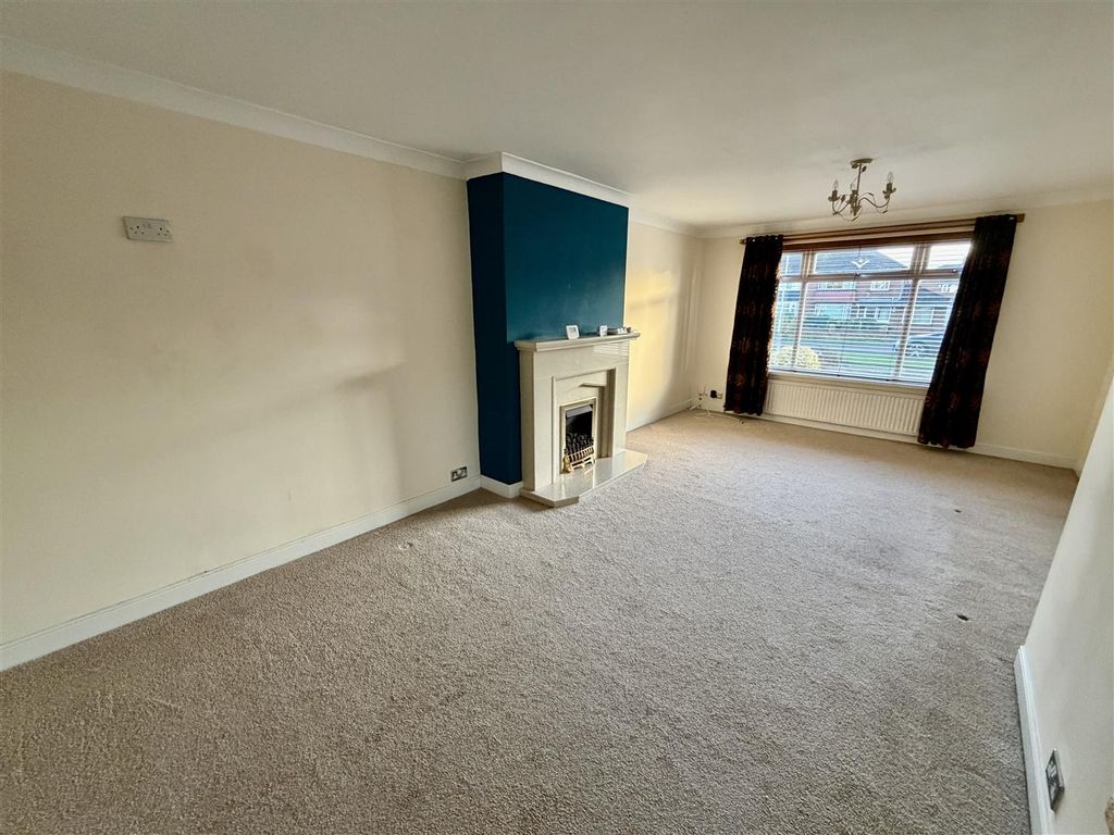 Property photo 3 of 14 Lounge