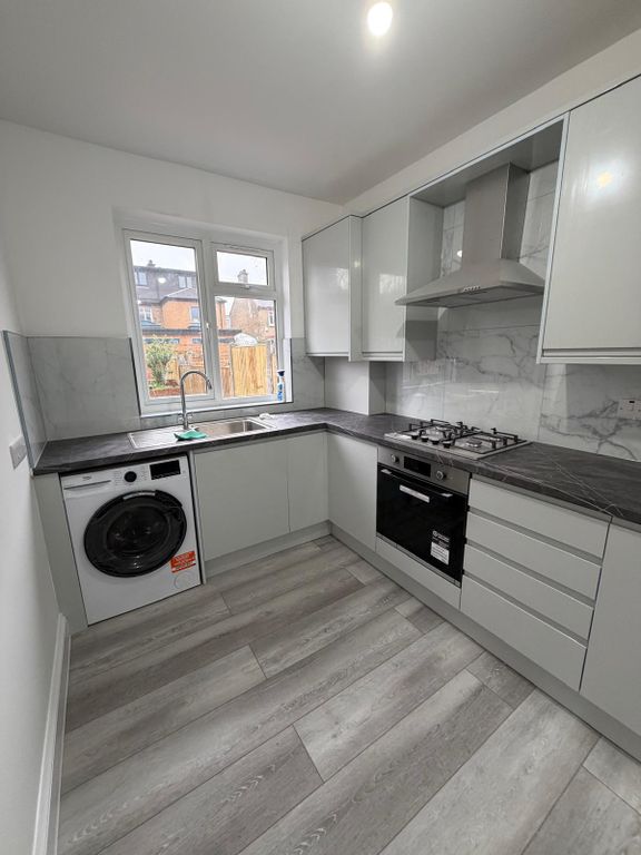 Property photo 1 of 12 Three Bed House Off Ilford Lane Ideal For Working Families- Â£2400