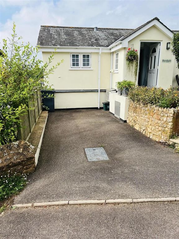 Property photo 3 of 33 Driveway & Fast Electric Vehicle Charger