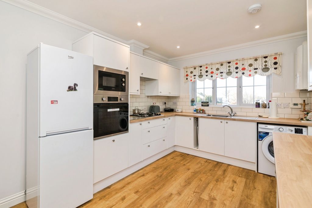 Property photo 3 of 19 Kitchen