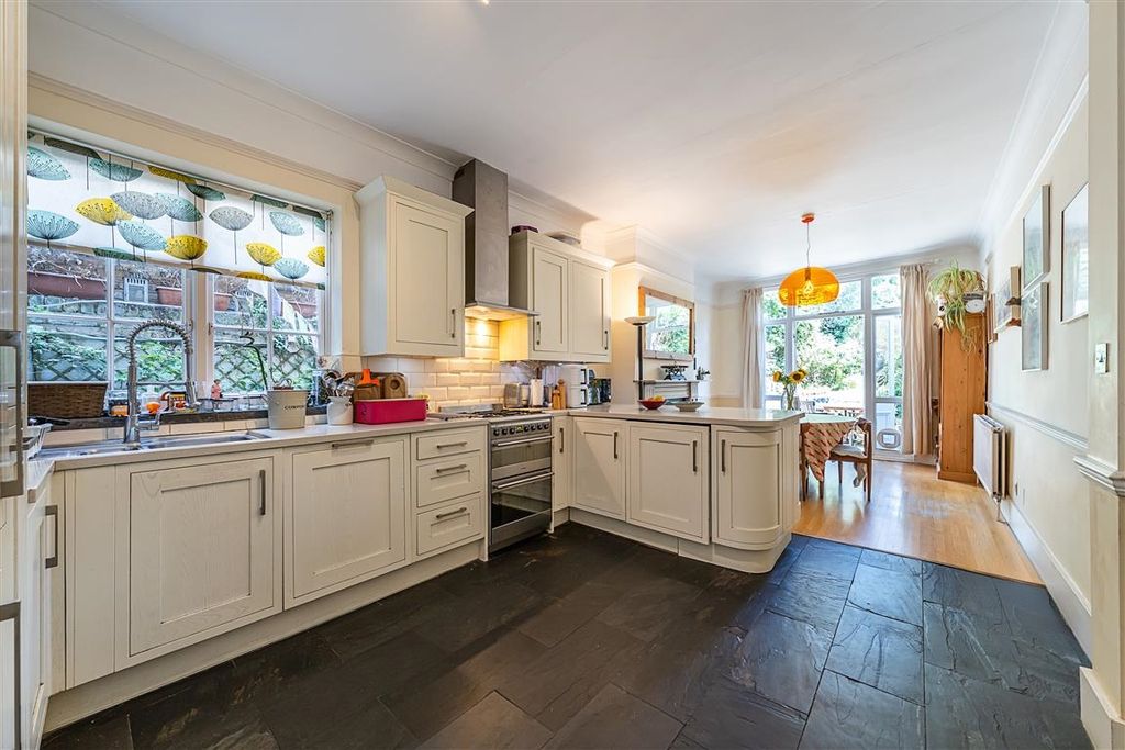 Property photo 2 of 22 13-Salford-Road-6...