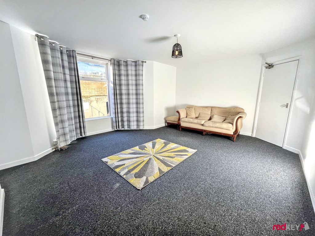 Property photo 2 of 8 Lounge