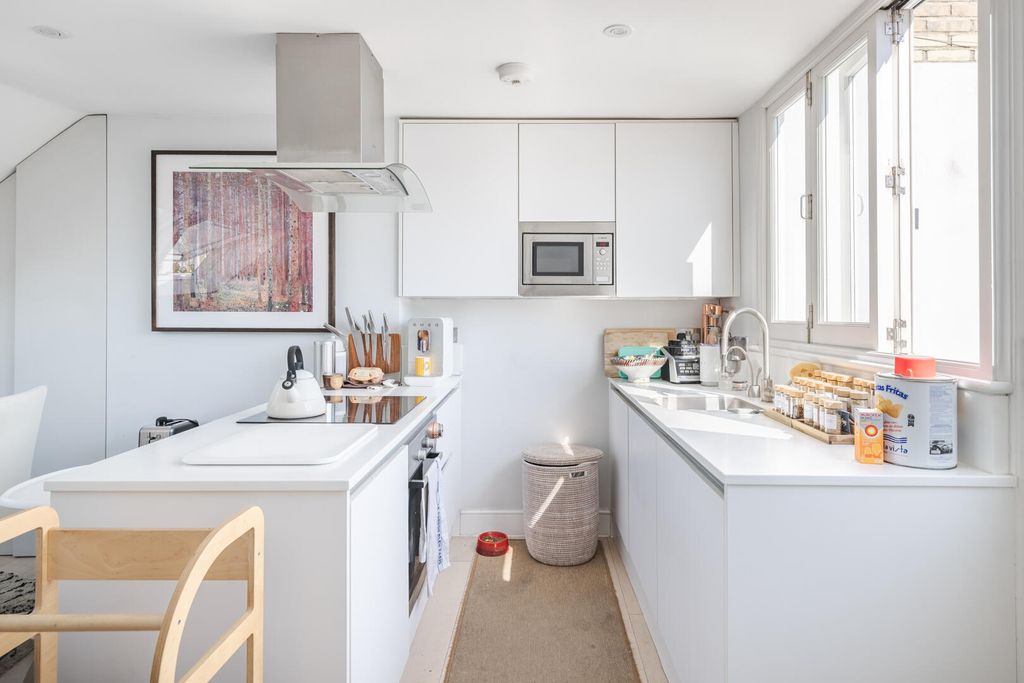Property photo 3 of 10 Kitchen