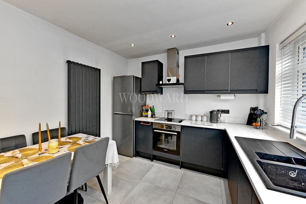 Property photo 3 of 17 Kitchen/Dining Room