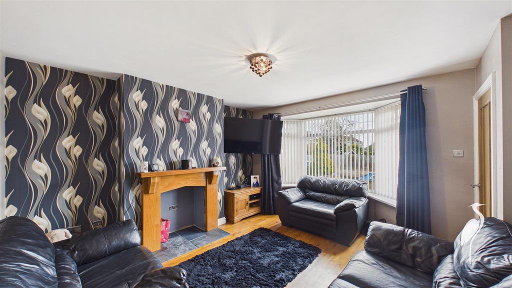 Property photo 3 of 22 Lounge