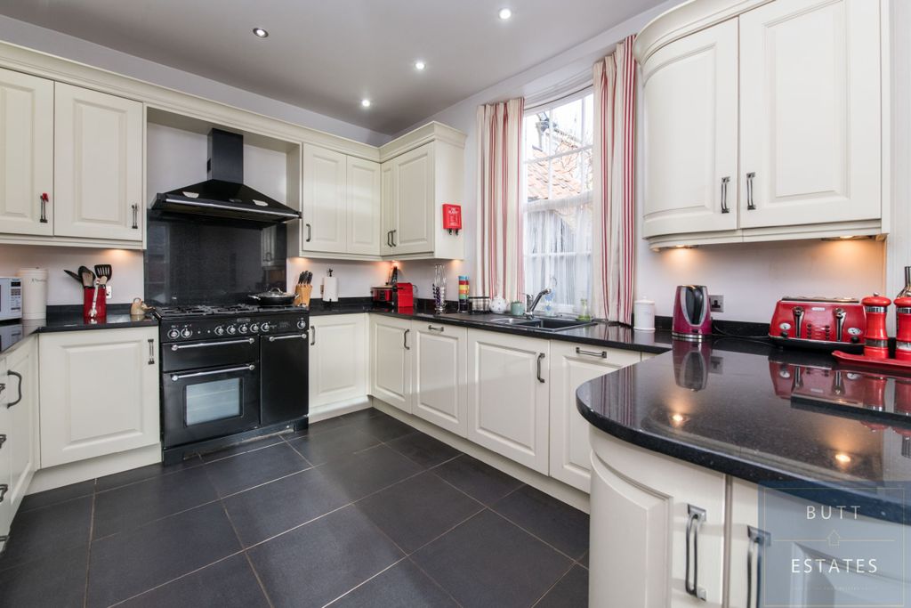 Property photo 2 of 28