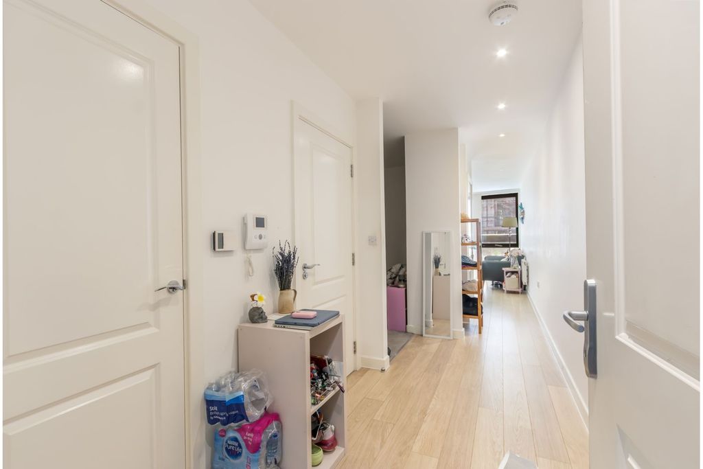 Property photo 2 of 7 Entrance Hall