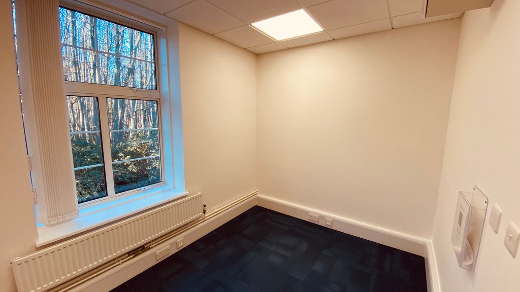 Property photo 1 of 10 60-07 To Let