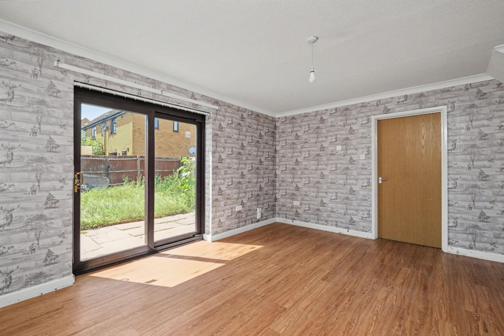Property photo 2 of 15 5 Guttmann Road, Aylesbury, Buckinghamshire, Hp21 9Pa