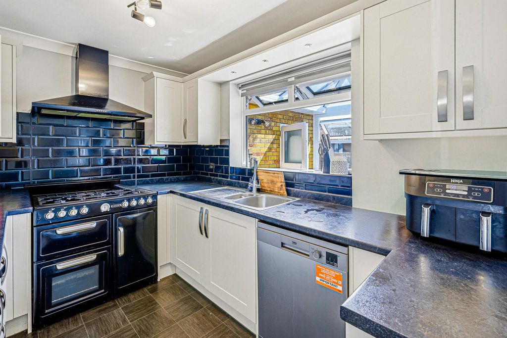 Property photo 3 of 27 Kitchen