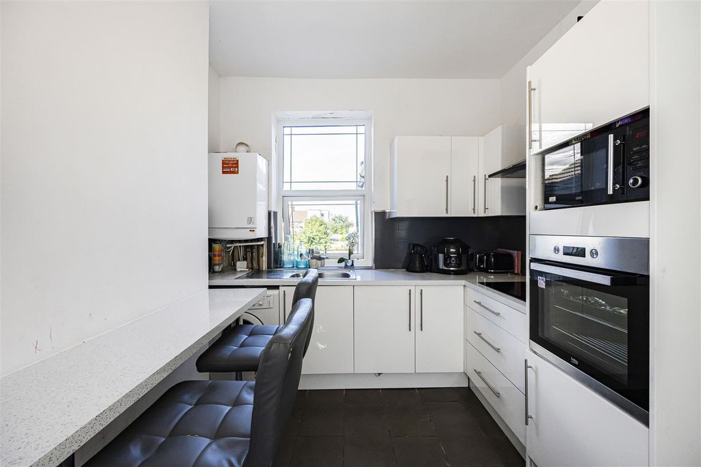Property photo 3 of 11 4
