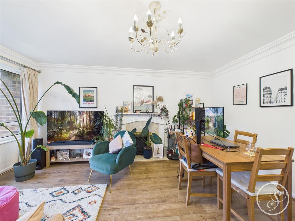 Property photo 3 of 11 Lounge