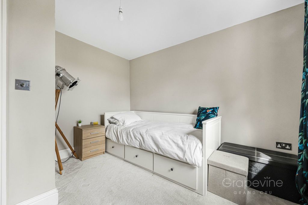 Additional image 16 of 4 bed semi-detached house for saleDavis Street, Hurst RG10