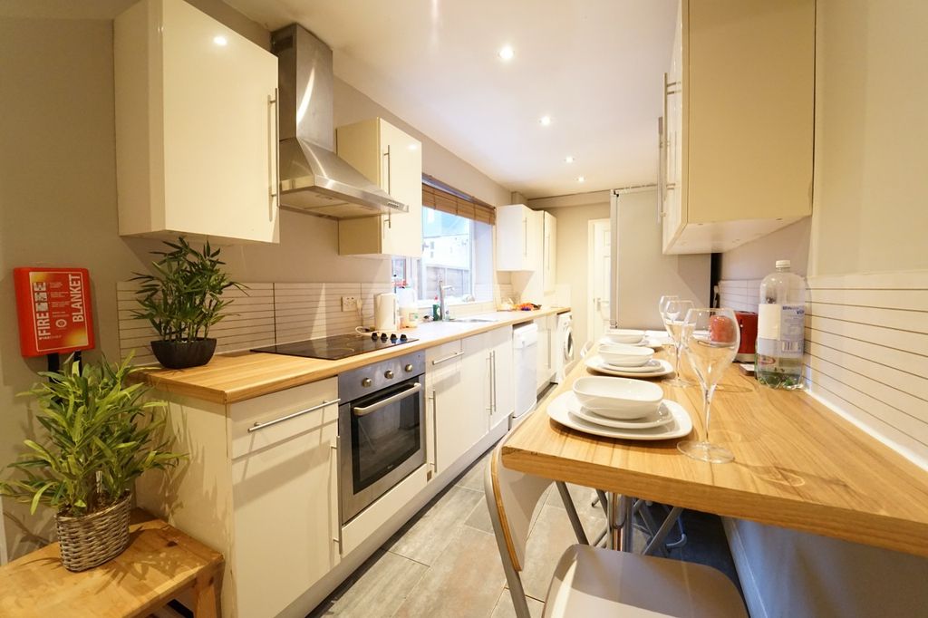 Property photo 2 of 7 Kitchen