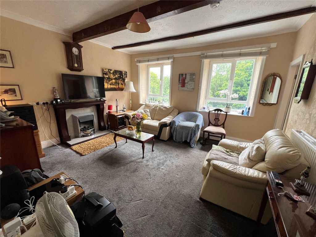 Property photo 3 of 19 Lounge One