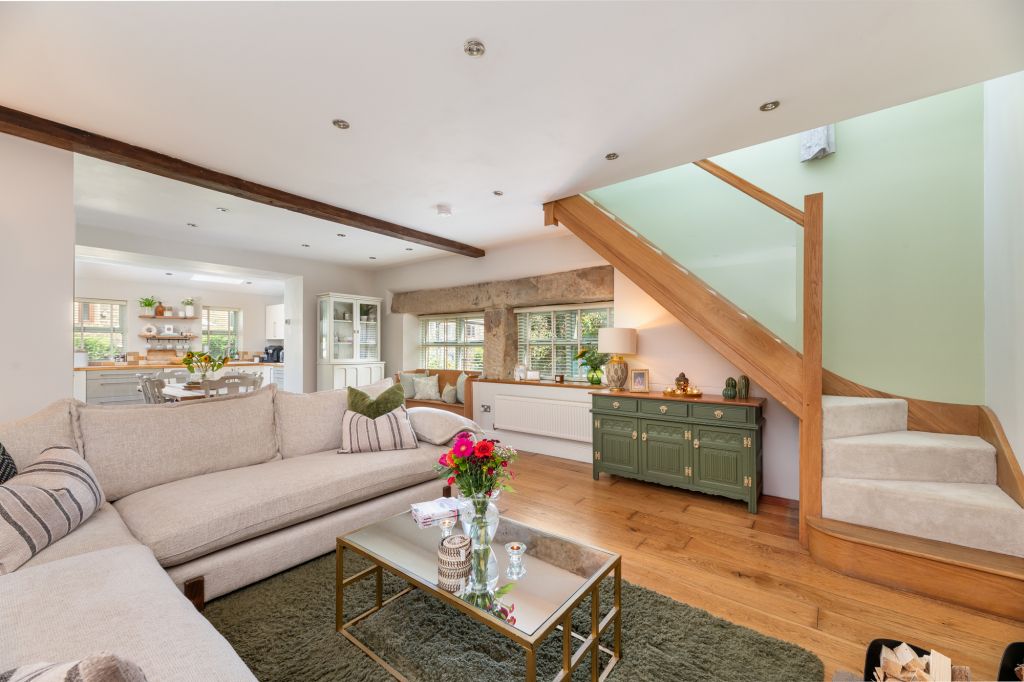 Property photo 2 of 31 Lounge