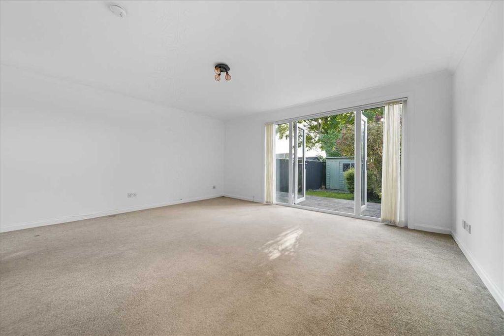 Property photo 2 of 18 Lounge/