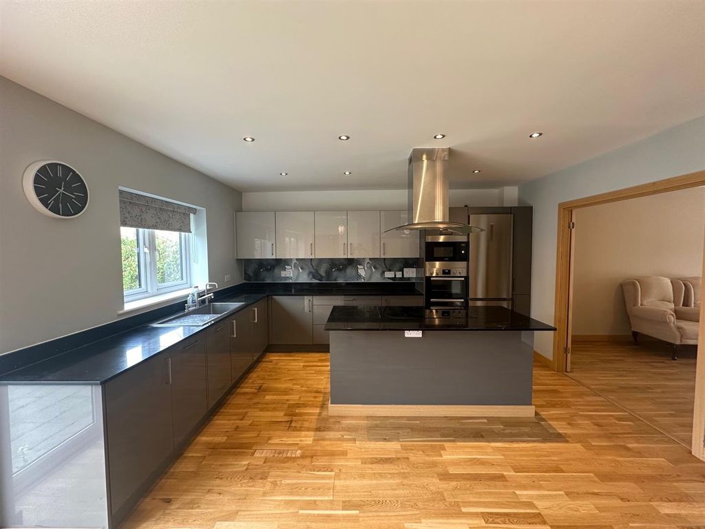 Property photo 3 of 40 Kitchen/Dining Room