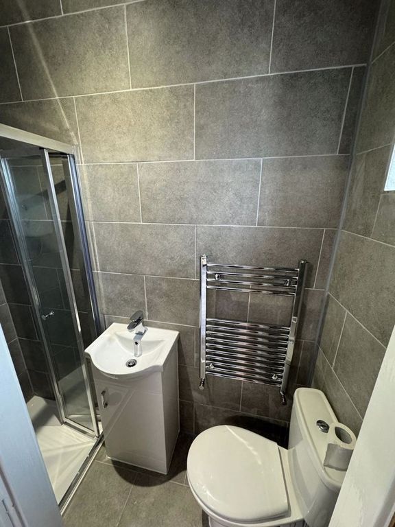Property photo 2 of 8 En-Suite 2