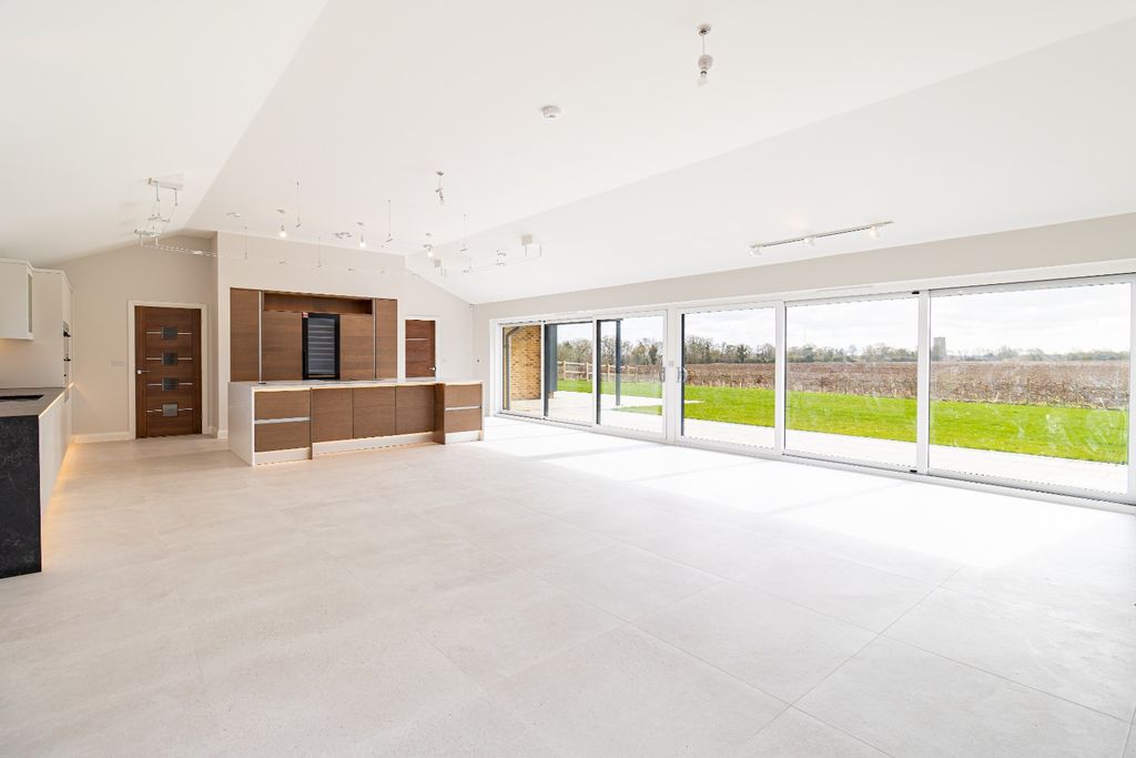 Property photo 2 of 47 5054312