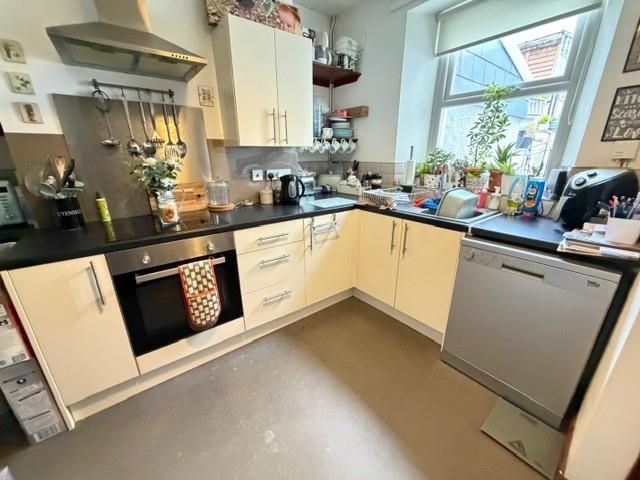 Property photo 3 of 11 Kitchen