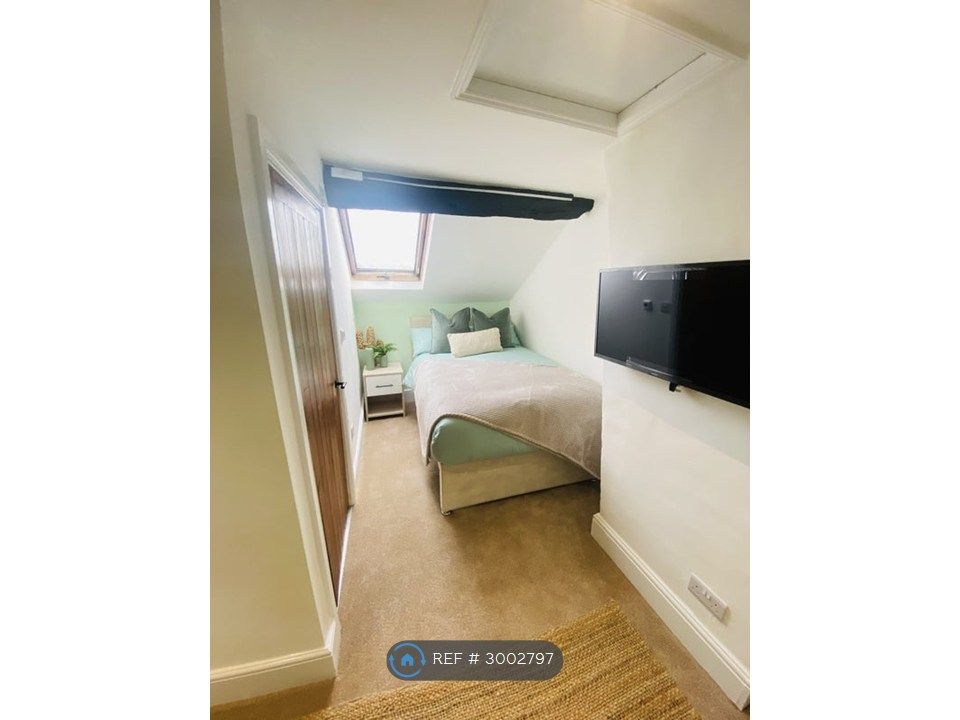 Property photo 1 of 4 Room 6 - £850