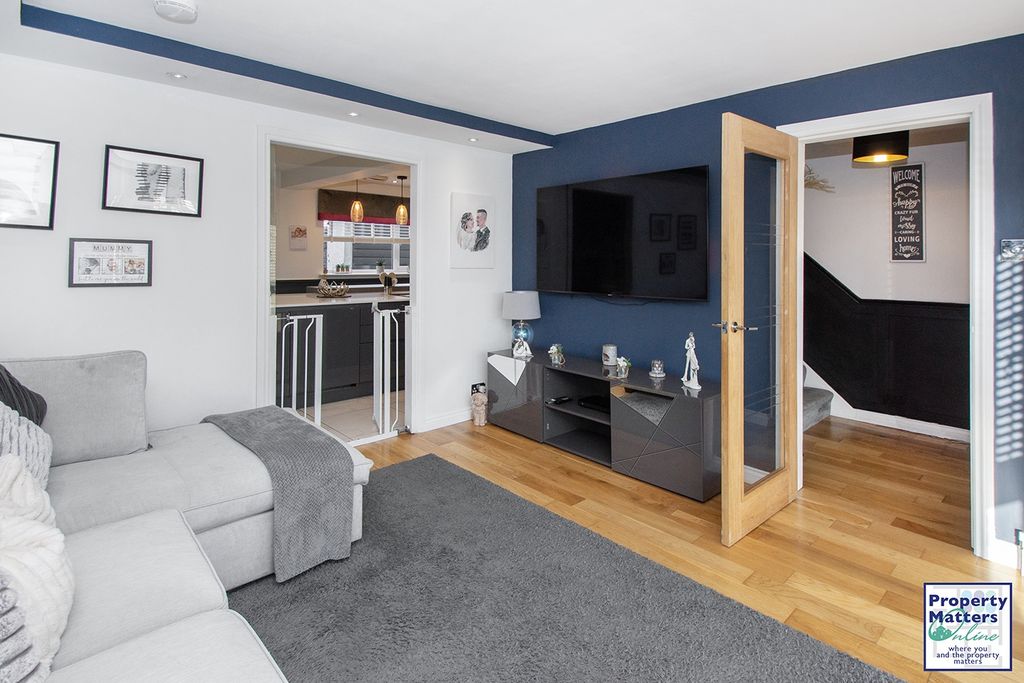 Property photo 3 of 18 Lounge