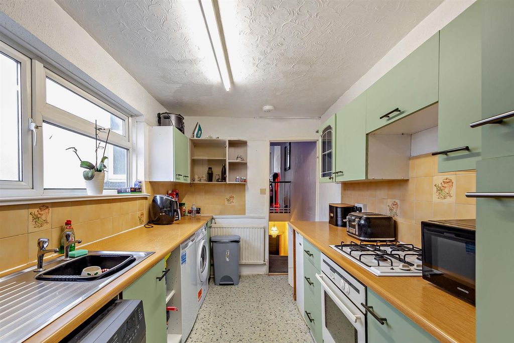 Property photo 2 of 12 8676140-Interior04-800.Jpg