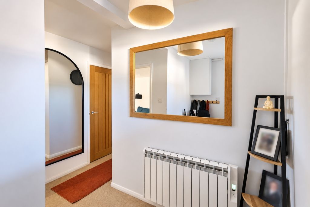 Property photo 2 of 12 530079B3-9C8E-4D91-A8E3-Fe52De52Aa05
