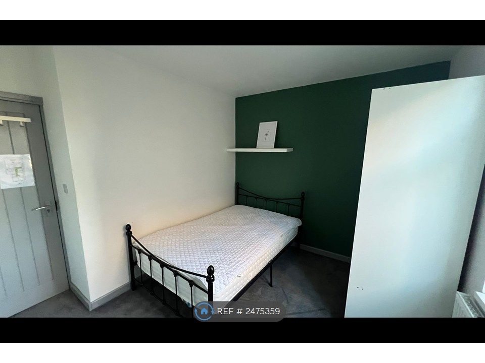 Property photo 3 of 12 Room 3 Upstairs