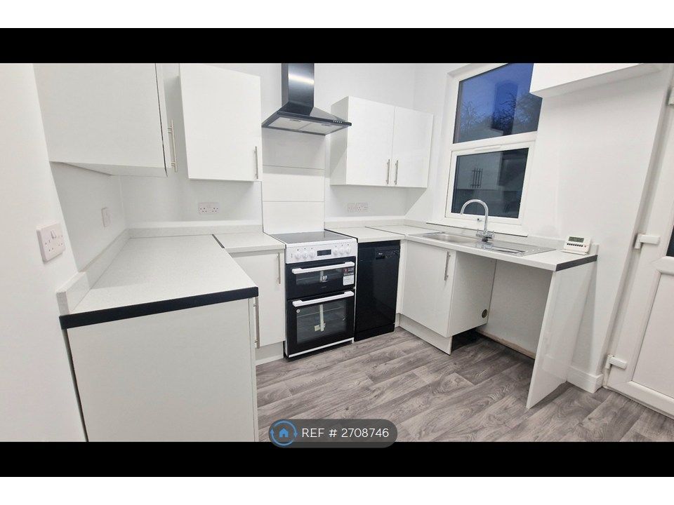 Property photo 3 of 8 Kitchen