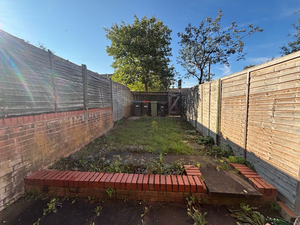 Property photo 2 of 8 Garden