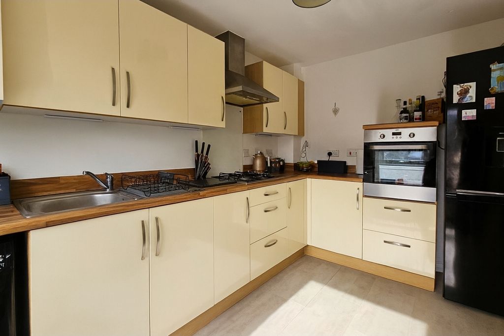 Property photo 3 of 17 Kitchen