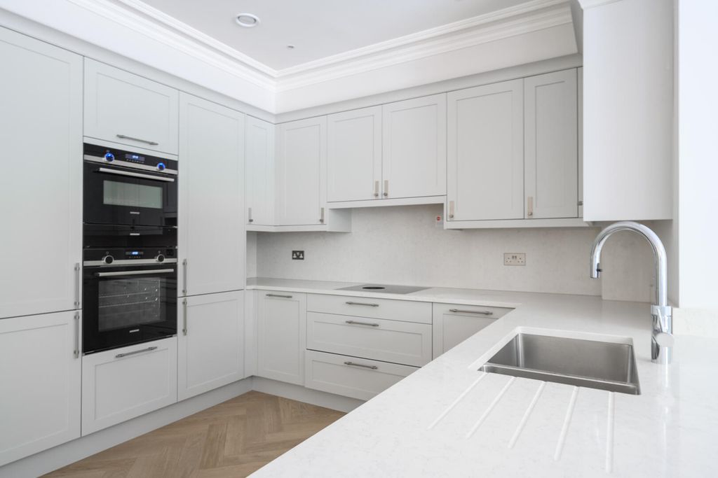 Property photo 3 of 9 Kitchen