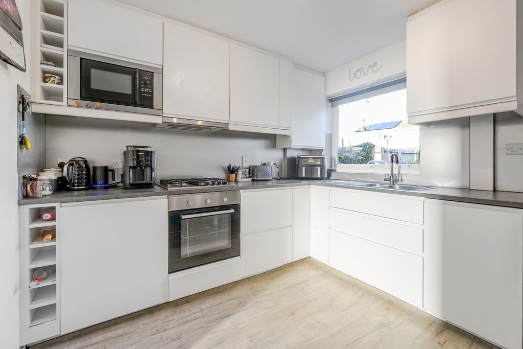 Property photo 3 of 11 1383891-7-69258F74Da839