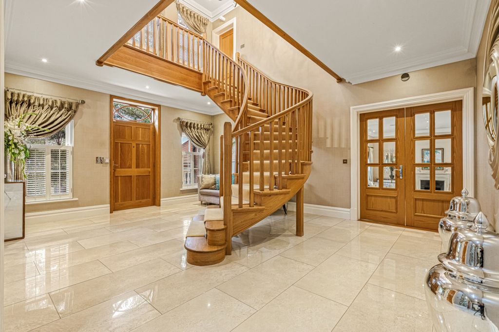 Property photo 2 of 33 Entrance Hall