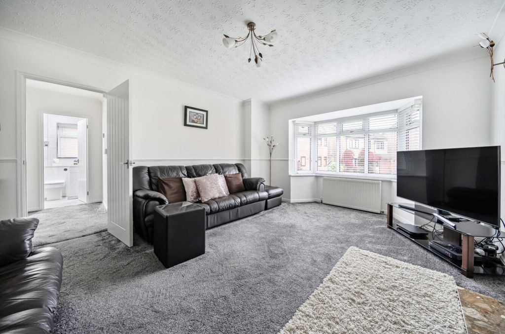 Property photo 3 of 19 Spacious Living Room