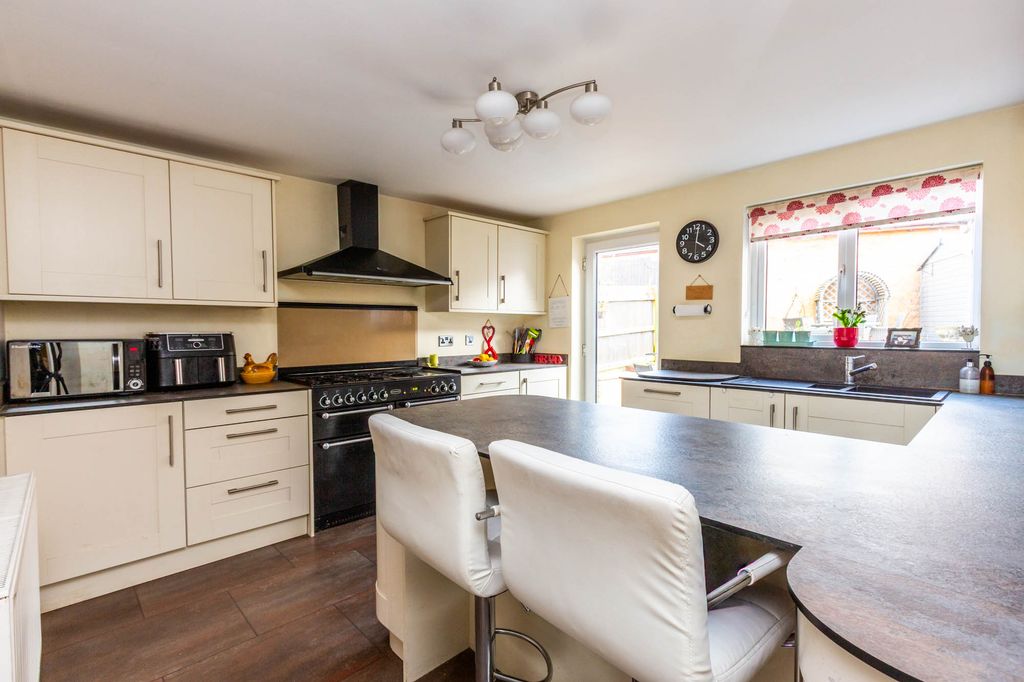 Property photo 2 of 18 Kitchen/Breakfast Room