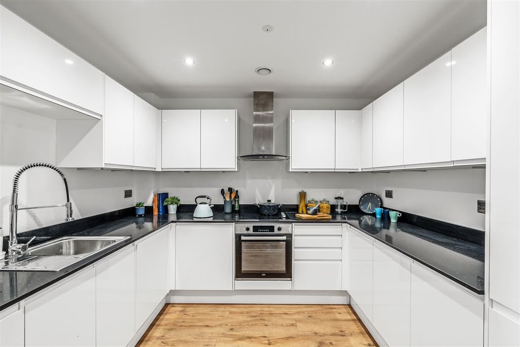 Property photo 3 of 12 34-Deepdene-House-17.Jpg