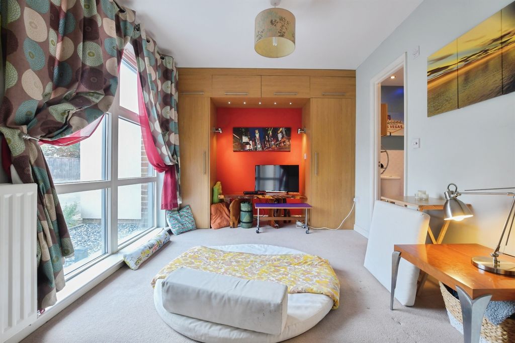 Property photo 3 of 21